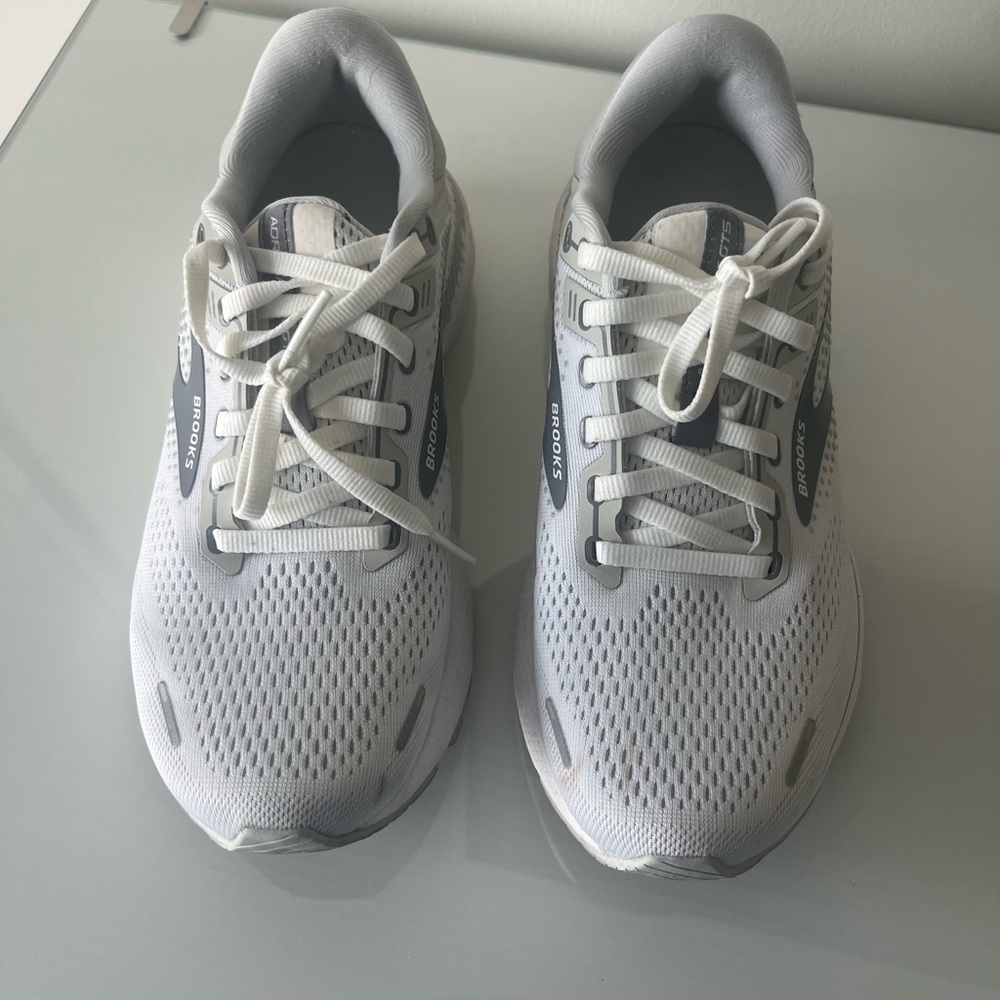 Brooks White Adrenaline GTS 22